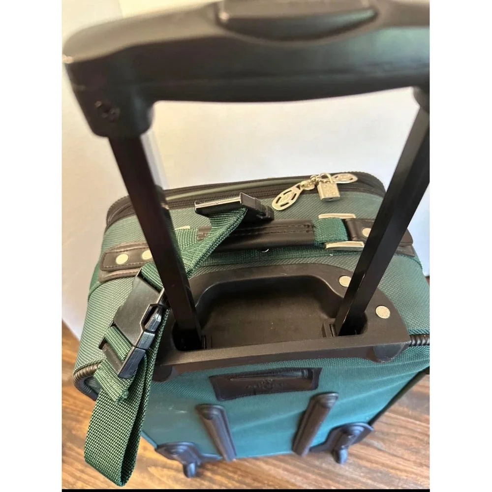 Atlantic Forest Green‎ Rolling Carry On Suitcase 21